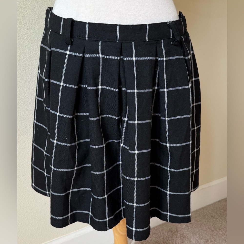Hot Topic Black and White Plaid Skirt